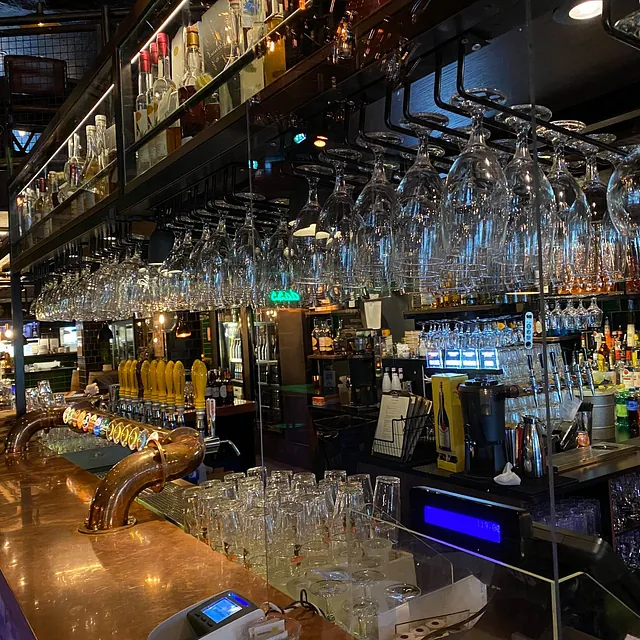 Glassvegg i bar