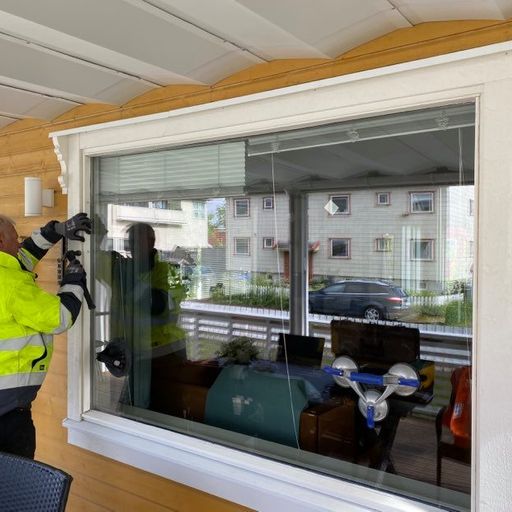 Montering av glassvindu på hus