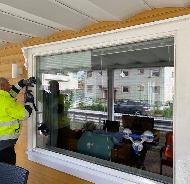 Montering av glassvindu på hus